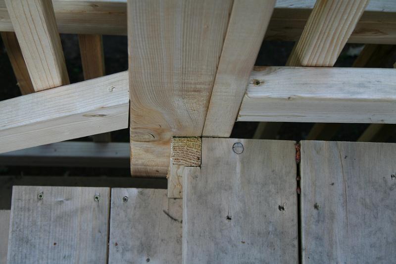 IMG_1724.JPG - 4 x 4 post connecting handrail attached to 2 x 2