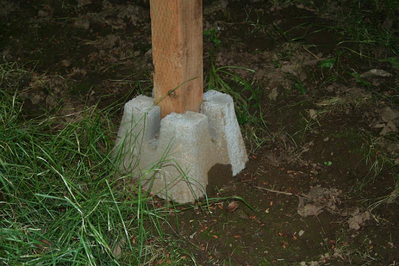 IMG_1745.JPG - Concrete block just sitting on top of soil